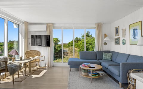 Zina - 600M from the Sea: Møbel, Indretning, Træ, Gulvbelægning, Etage, Couch, Bord, Stol, Stue, Loft