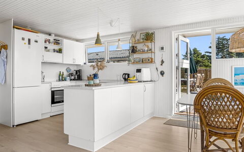Zina - 600M from the Sea: Gulvbelægning, Køkken, Træ, Indretning, Etage, Møbel, Countertop, Trægulve, Cabinetry, Køkken Apparat