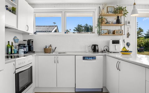 Zina - 600M from the Sea: Køkken Apparat, Køkken, Countertop, Større Bandage, Husholdningsapparat, Cabinetry, Indretning, Køleskab, Gulvbelægning, Håndvask
