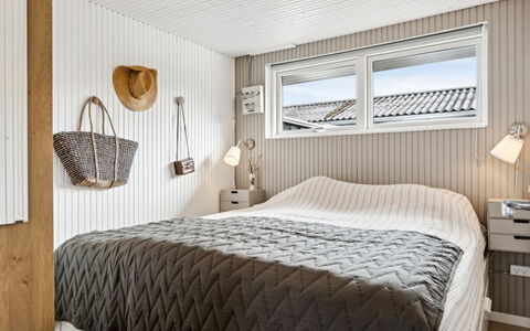 Zina - 600M from the Sea: Træ, Soveværelse, Seng, Indretning, Sengetøj, Sengetøj, Sengetøj, Etage, Gulvbelægning, Loft