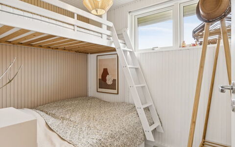 Zina - 600M from the Sea: Træ, Soveværelse, Indretning, Etage, Seng, Gulvbelægning, Loft, Bed Frame, Møbel, Sengetøj