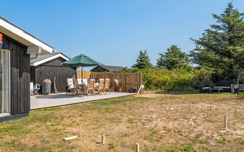 Zina - 600M from the Sea: Himmel, Hus, Tag, Hjem, Land Lot, Sommerhus, Skygge, Sidespor, Lawn, Estate