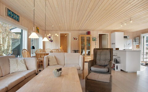 Dwerg - 500M from the Sea: Loft, Gulvbelægning, Indretning, Etage, Kompositmateriale, Møbel, Udvej, Hotel, Design, Dagslys