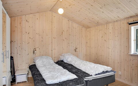 Dwerg - 500M from the Sea: Loft, Gulvbelægning, Indretning, Etage, Kompositmateriale, Møbel, Udvej, Hotel, Design, Dagslys