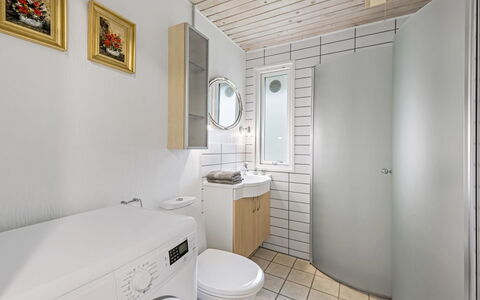 Tancred - 30Km from the Sea: Sanitærarmatur, Gulvbelægning, Etage, Indretning, Toilet, Loft, Badeværelse, Toiletbræt, Håndvask, Vvs