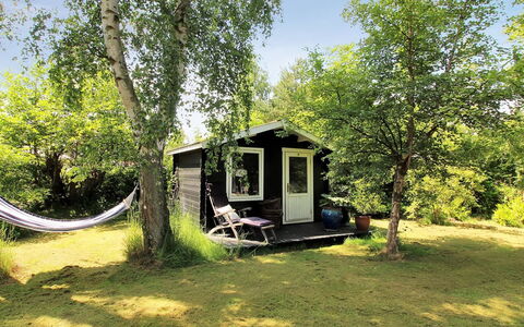 Elisa - 600M from the Sea: Græs, Have, Landdistrikt, Sommerhus, Lawn, Bagagerum, Gård, Skygge, Woodland, Garden Bygninger