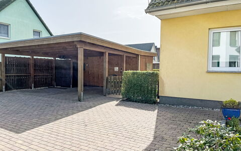Sandbank: Plante, Bygning, Ejendom, Vindue, Himmel, Vejbelægning, Hus, Skygge, Arkitektur, Land Lot