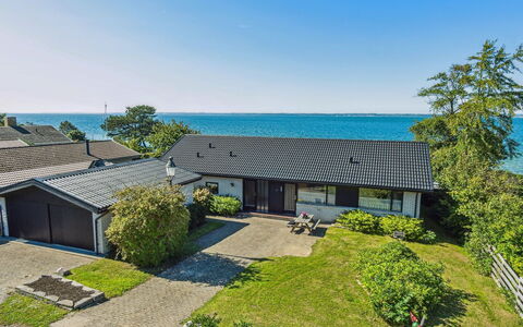 Jovana - 40M from the Sea: Hus, Hjem, Dør, Tag, Sommerhus, Estate, Have, Skygge, Sidespor, Gård