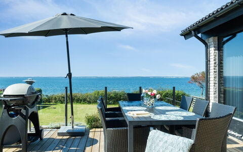 Jovana - 40M from the Sea: Hus, Hjem, Dør, Tag, Sommerhus, Estate, Have, Skygge, Sidespor, Gård