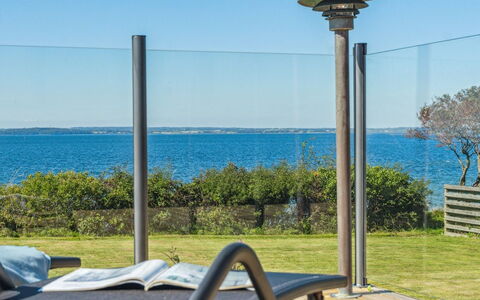 Jovana - 40M from the Sea: Hus, Hjem, Dør, Tag, Sommerhus, Estate, Have, Skygge, Sidespor, Gård