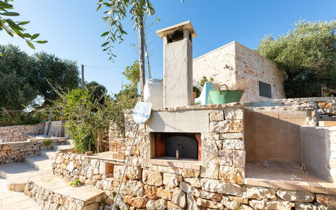Trulli Di Grieco: Himmel, Ejendom, Plante, Bygning, Land Lot, Træ, Sommerhus, Facade, Landskab, Vindue