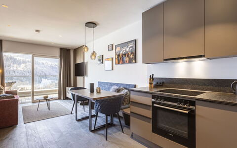 Hopfgarten im Brixental 500: Lejlighed, Møbel, Indretning, Værelse, Loft, Husholdningsapparat, Stol, Cabinetry, Television, Hårdttræ