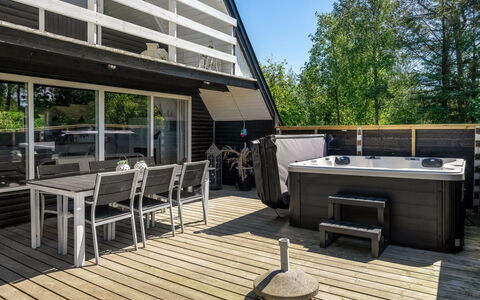 Jace - 900M from the Sea: Møbel, Indretning, Gulvbelægning, Etage, Loft, Værelse, Stol, Bord, Lejlighed, Køkken & Spisebord