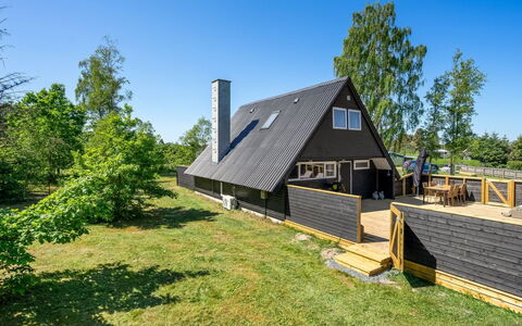 Jace - 900M from the Sea: Møbel, Indretning, Gulvbelægning, Etage, Loft, Værelse, Stol, Bord, Lejlighed, Køkken & Spisebord