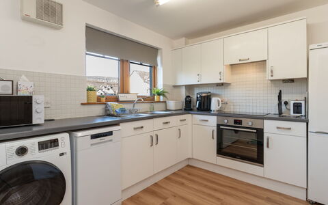 The Bruach: Gulvbelægning, Indretning, Større Bandage, Køkken Apparat, Træ, Loft, Etage, Countertop, Køkken, Cabinetry