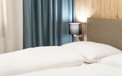 Treffen 200: Møbel, Ejendom, Komfort, Textile, Indretning, Træ, Seng, Bed Frame, Etage, Hårdttræ