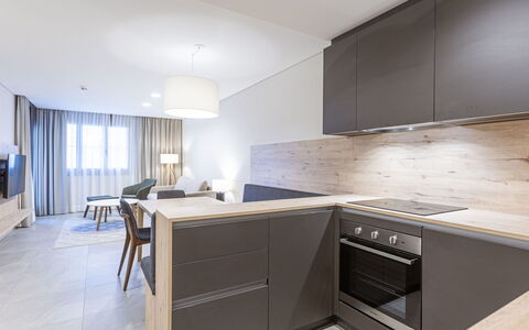Treffen 200: Bygning, Ejendom, Cabinetry, Countertop, Træ, Komfur, Køkken, Gulvbelægning, Etage, Køkken Apparat