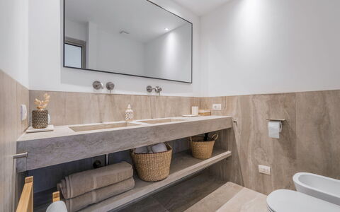 Coratina Spereto Apartment with Pool, Montaione: Spejl, Tap, Ejendom, Håndvask, Sanitærarmatur, Badeværelsesvask, Badeværelse, Indretning, Træ, Countertop