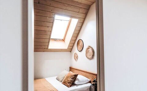 Domek Pod Szarowym Lasem: Indretning, Soveværelse, Træ, Etage, Gulvbelægning, Seng, Sengetøj, Sengetøj, Loft, Belysning