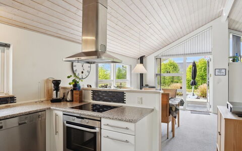 Bajram: Køkken, Countertop, Indretning, Gulvbelægning, Loft, Træ, Møbel, Cabinetry, Køkken Apparat, Etage
