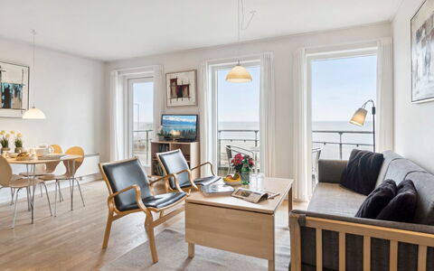 Henna - 50M from the Sea: Træ, Tag, Arkitektur, Hjem, Hus, Sommerhus, Sidespor, Hårdttræ, Hældning, Estate