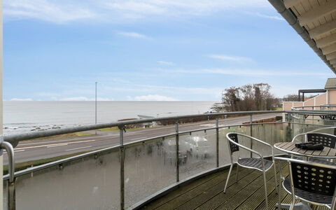 Henna - 50M from the Sea: Træ, Tag, Arkitektur, Hjem, Hus, Sommerhus, Sidespor, Hårdttræ, Hældning, Estate