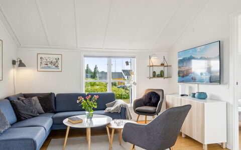Sebiorn - 5M from the Sea: Træ, Hjem, Møbel, Gulvbelægning, Stue, Couch, Indretning, Etage