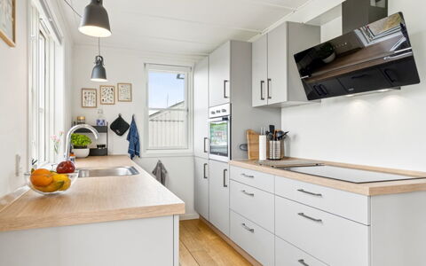Sebiorn - 5M from the Sea: Køkken, Countertop, Cabinetry, Køkken Apparat, Møbel, Gulvbelægning, Indretning, Træ, Større Bandage, Etage