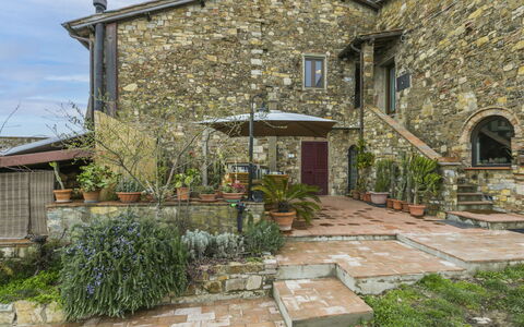 Agriturismo le Rondini: Plante, Ejendom, Vindue, Himmel, Bygning, Land Lot, Vegetationen, Vejbelægning, Sky, Græs