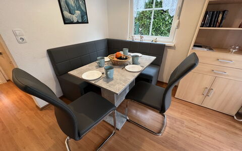 Schneider 2D: Møbel, Ejendom, Bord, Cabinetry, Bygning, Vindue, Stol, Træ, Indretning, Billedramme