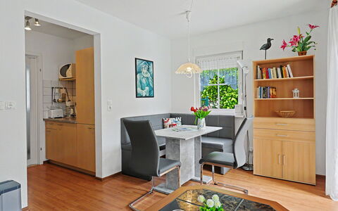 Schneider 2D: Møbel, Indretning, Gulvbelægning, Træ, Etage, Bord, Couch, Belysning, Værelse, Stue
