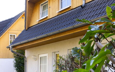 Schneider 2D: Bygning, Plante, Vindue, Hus, Himmel, Land Lot, Gul, Sommerhus, Boligområde