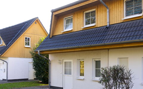 Schneider 2D: Plante, Bygning, Vindue, Hus, Himmel, Træ, Land Lot, Sommerhus, Sidespor