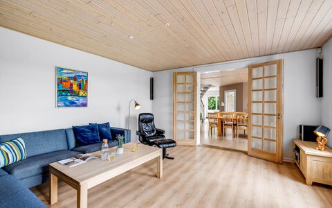 Amma - 21Km from the Sea: Møbel, Gulvbelægning, Indretning, Etage, Trægulve, Træ, Couch, Loft, Værelse, Stue