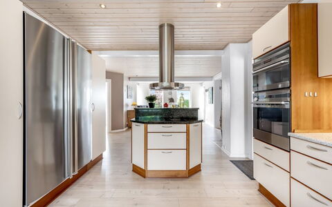 Amma - 21Km from the Sea: Gulvbelægning, Indretning, Køkken, Træ, Loft, Etage, Countertop, Trægulve, Køkken Apparat, Lysarmatur
