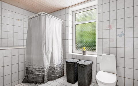 Amma - 21Km from the Sea: Gulvbelægning, Etage, Kompositmateriale, Sanitærarmatur, Badeværelse, Vvs, Flise, Toilet, Håndvask, Gardin