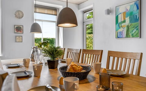 Amma - 21Km from the Sea: Møbel, Indretning, Træ, Spisestue, Bord, Køkken & Spisebord, Stol, Gulvbelægning, Lysarmatur, Loft