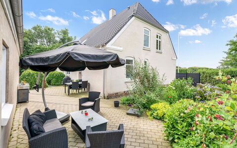 Amma - 21Km from the Sea: Tag, Hjem, Hus, Møbel, Sommerhus, Stol, Have, Udendørs Møbler, Estate, Gård