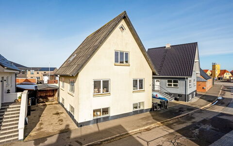 Ullakarin - 200M from the Sea: Bygning, Vindue, Hus, Vejbelægning, Tag, Boligområde, Hjem, Arkitektur, Kvarter, Stad