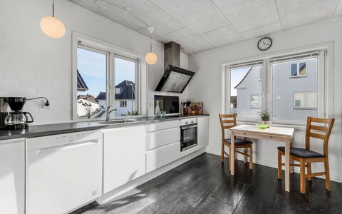 Ullakarin - 200M from the Sea: Træ, Gulvbelægning, Loft, Køkken, Etage, Countertop, Hjem, Lejlighed, Lysarmatur, Køkken Apparat