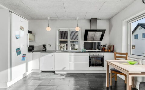 Ullakarin - 200M from the Sea: Køkken, Gulvbelægning, Loft, Køkken Apparat, Større Bandage, Etage, Countertop, Indretning, Lysarmatur, Husholdningsapparat