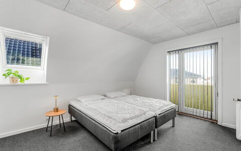 Ullakarin - 200M from the Sea: Loft, Gulvbelægning, Etage, Soveværelse, Dagslys, Sengetøj, Gips, Lysarmatur, Seng