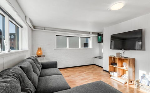 Ullakarin - 200M from the Sea: Indretning, Gulvbelægning, Loft, Couch, Værelse, Etage, Lejlighed, Møbel, Stue, Hjem