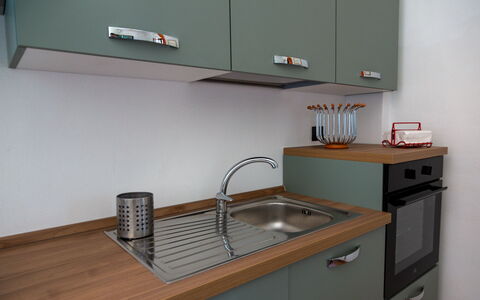 Villa Trivigno: Køkken, Countertop, Cabinetry, Træ, Køkkenvask, Indretning, Gulvbelægning, Køkken Apparat, Sanitærarmatur, Møbel