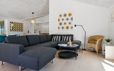 Nicolas - 500M from the Sea: Loft, Gulvbelægning, Indretning, Etage, Kompositmateriale, Møbel, Udvej, Hotel, Design, Dagslys