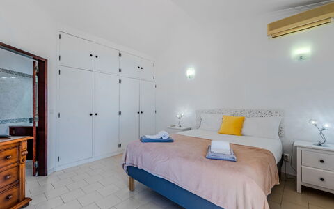 Paulo - Vip Properties: Gulvbelægning, Indretning, Etage, Loft, Møbel, Værelse, Soveværelse, Belysning, Lejlighed, Seng