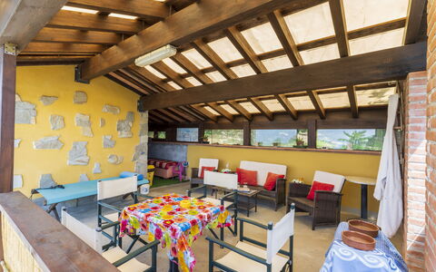 La Casa Di Elda, Holiday Home With Pool, Uzzano, T: Bord, Ejendom, Møbel, Stol, Vindue, Belysning, Indretning, Træ, Arkitektur, Bygning