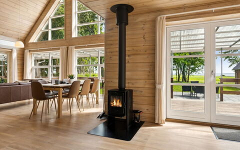Månviva - 150M to the Fjord: Blå, Busk, Sommerhus, Bunddække, Have, Estate, Skygge, Landscaping, Stuehus, Eco Hotel