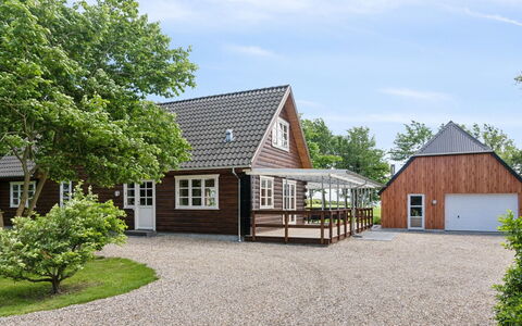 Månviva - 150M to the Fjord: Blå, Busk, Sommerhus, Bunddække, Have, Estate, Skygge, Landscaping, Stuehus, Eco Hotel
