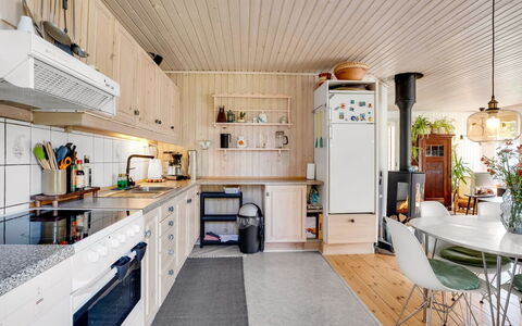 Soti - 350M from the Sea: Køkken, Møbel, Indretning, Træ, Gulvbelægning, Køkken Apparat, Større Bandage, Loft, Countertop, Lysarmatur